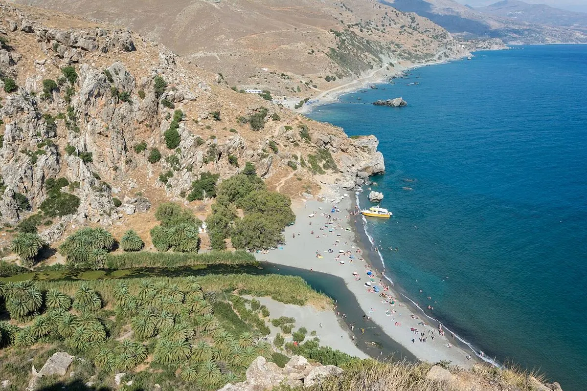 Vue plongeante sur la lagune, la palmeraie et la plage de Preveli