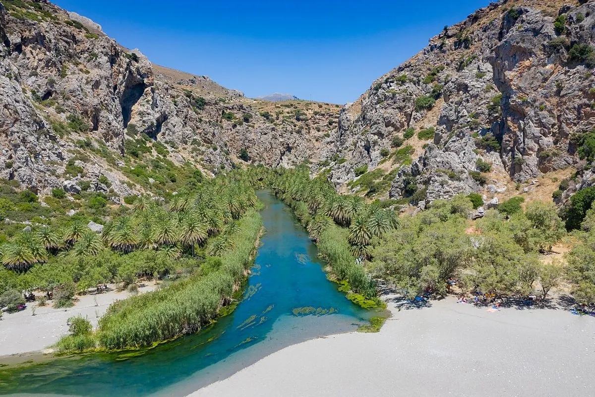 La rivière de Preveli bordée de palmiers dans son canyon