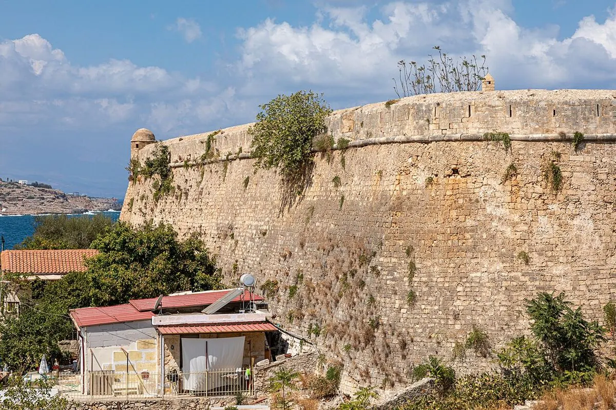 Le rempart de la Fortezza de Réthymnon au-dessus des maisons