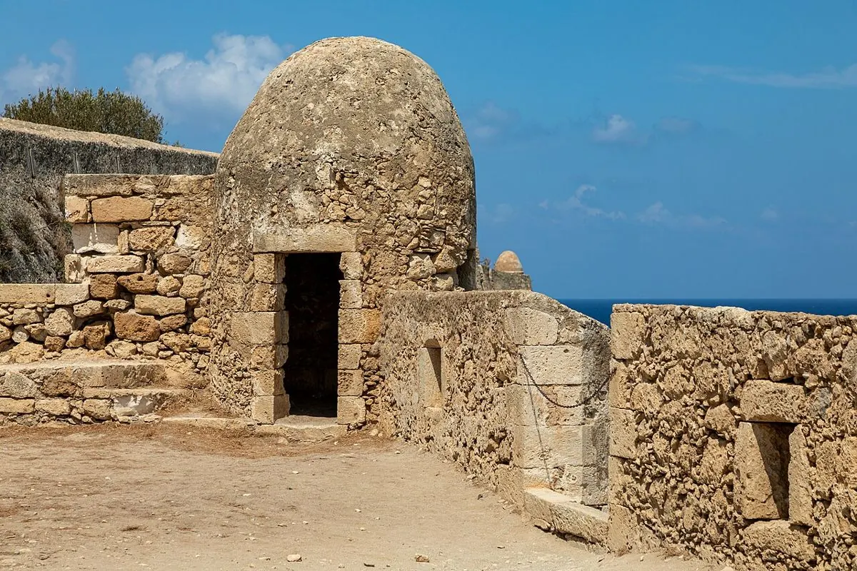 Abri voûté en pierre sur les remparts de la Fortezza